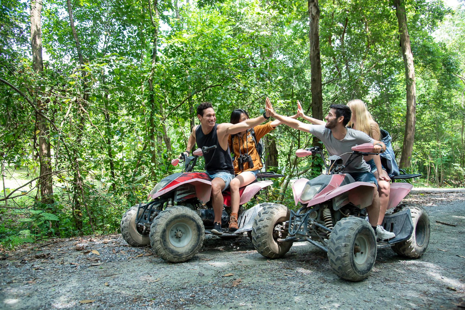 pareja-joven-o-amigo-felizmente-toca-sus-manos-mientras-conduce-vehiculo-todo-terreno-bosque